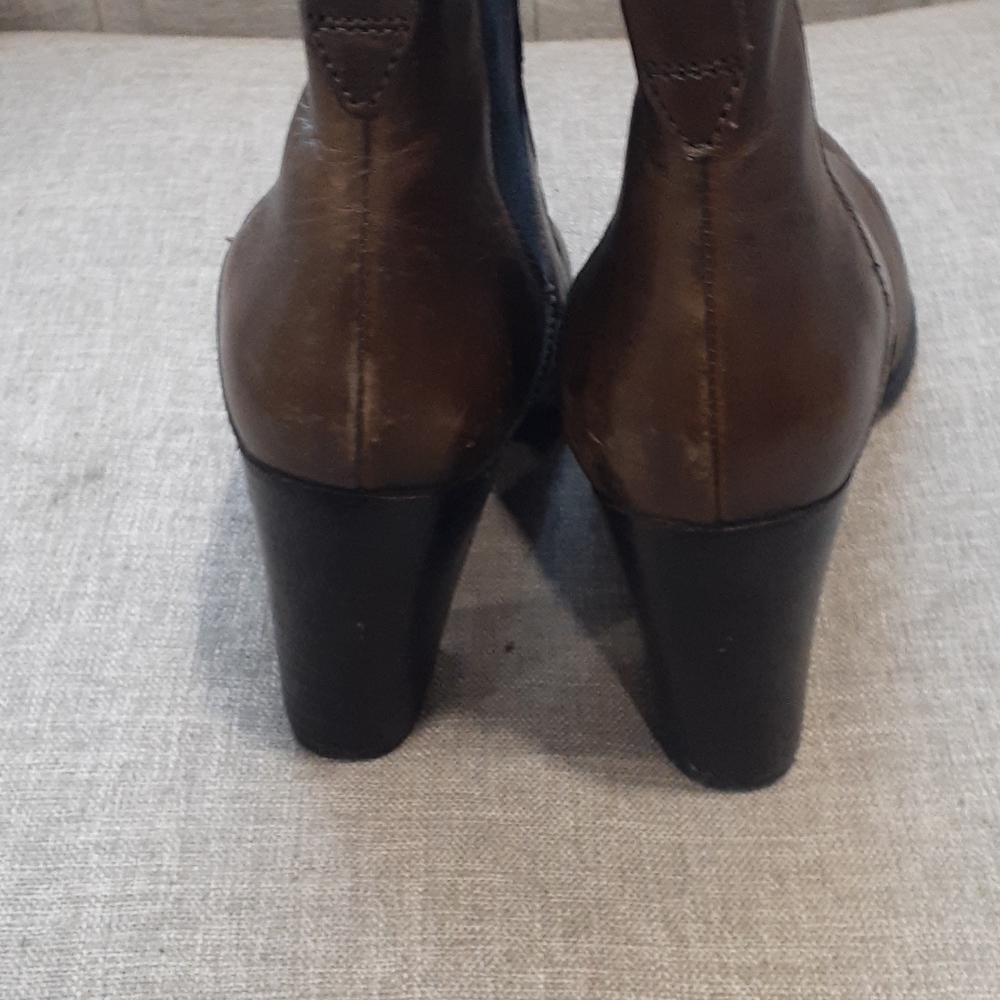 Clarks brown Chelsea leather ankle bootie size 10M - Picture 6 of 16